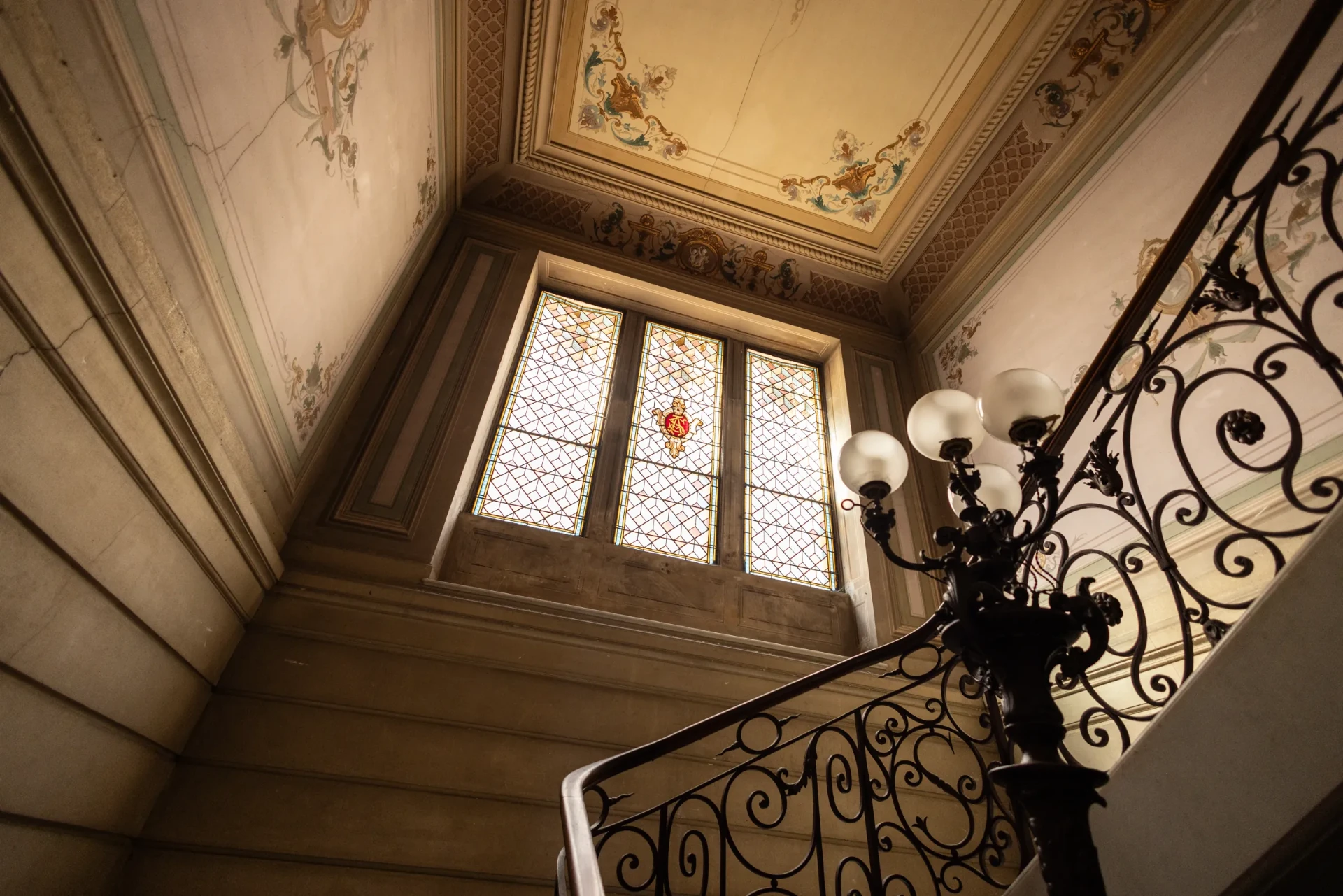 Cage d’escalier ancienne, vitrail et plafond peint, avant restauration