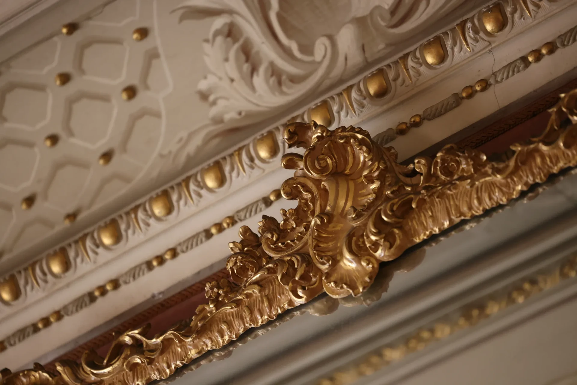 Corniche de plâtre et dorures en cours de restauration