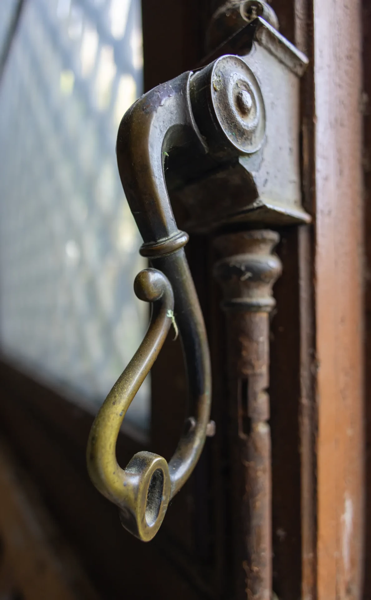 Heurtoir de bronze sur une porte ancienne