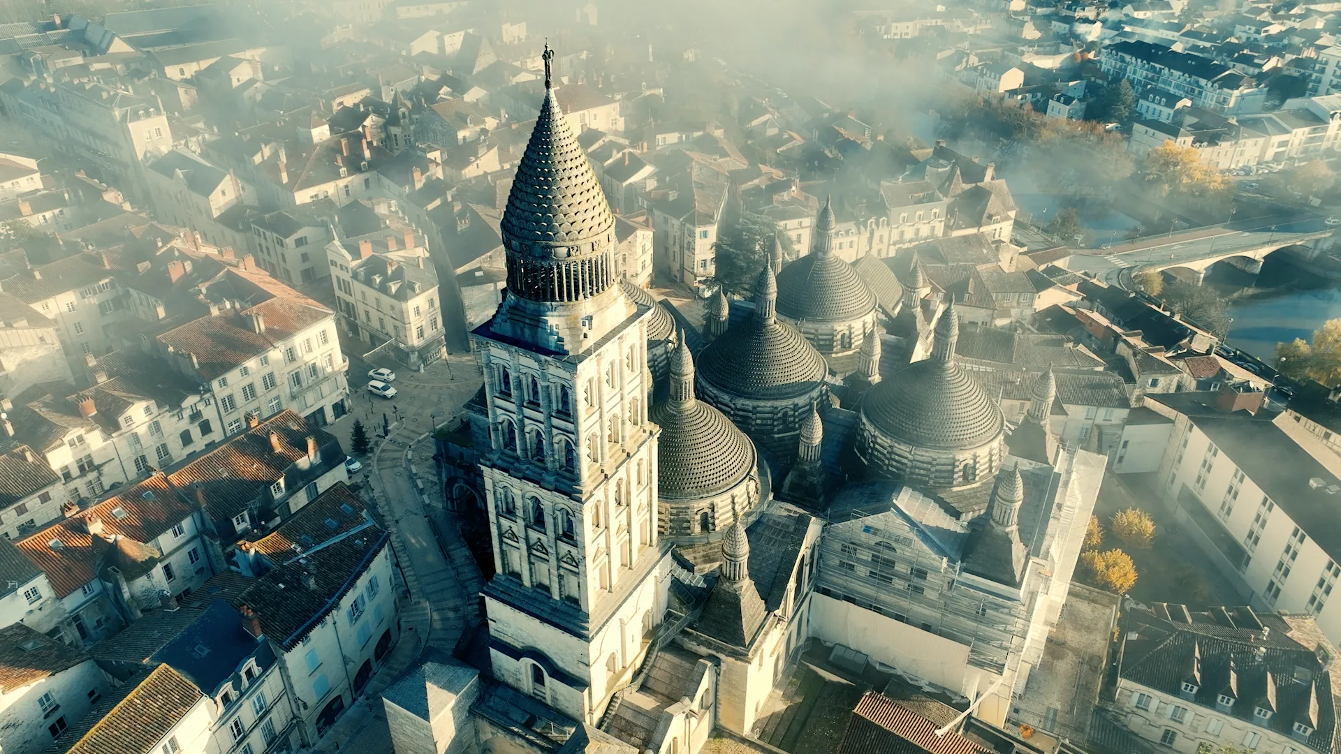 Vue aérienne des toits du centre ancien de Périgueux et des coupoles de la cathédrale Saint-Front