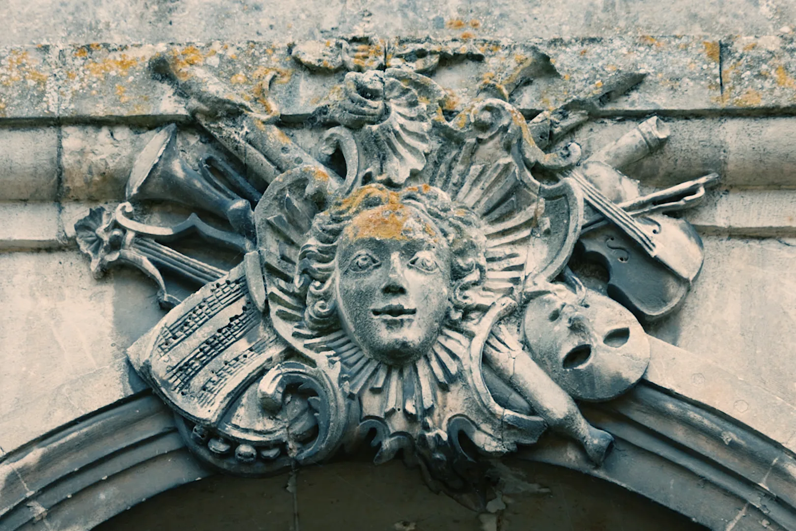 Trophée sculpté d’instruments de musique sur une clef d’arc