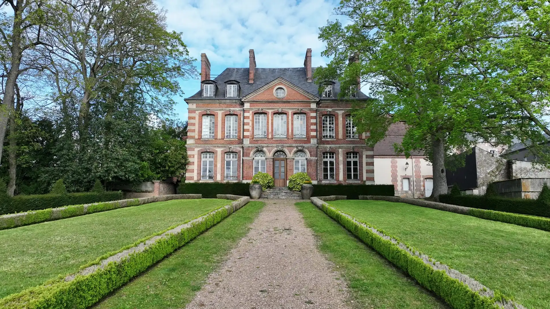 Vue aérienne de l’Hôtel de la Gabelle, à Bernay, avant restauration